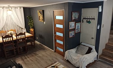 Acogedora Casa de 4D-3B-2E en Villa Jardines de Santa María, Maipú.
