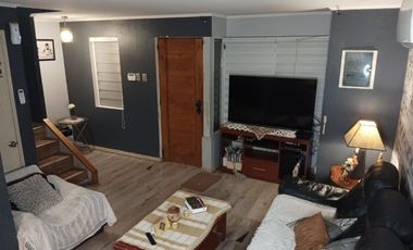 Acogedora Casa de 4D-3B-2E en Villa Jardines de Santa María, Maipú.