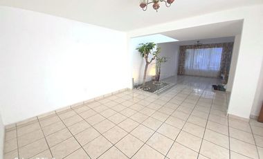 Iluminada casa con excelentes espacios lista para habitar atrás de Prepa 1