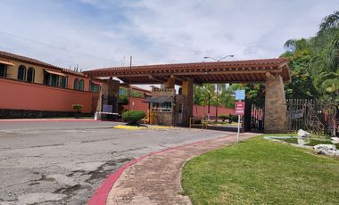 CASA CON ALBERCA ESQUINA Y VIGILANCIA