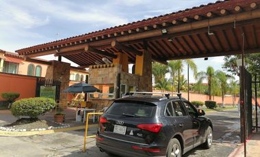 CASA CON ALBERCA ESQUINA Y VIGILANCIA