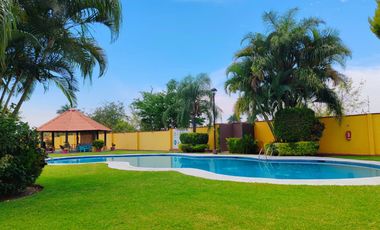 CASA CON ALBERCA ESQUINA Y VIGILANCIA