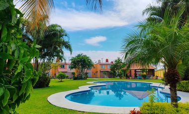 CASA CON ALBERCA ESQUINA Y VIGILANCIA