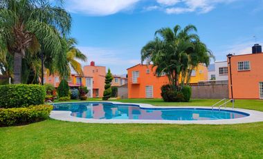 CASA CON ALBERCA ESQUINA Y VIGILANCIA