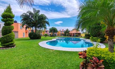 CASA CON ALBERCA ESQUINA Y VIGILANCIA