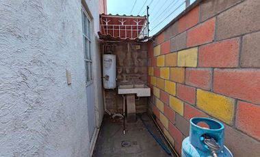 CASA CON ALBERCA ESQUINA Y VIGILANCIA