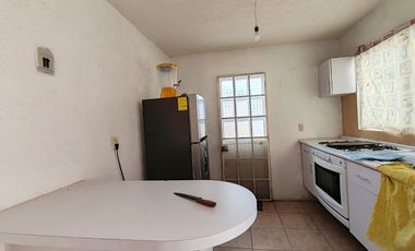 CASA CON ALBERCA ESQUINA Y VIGILANCIA