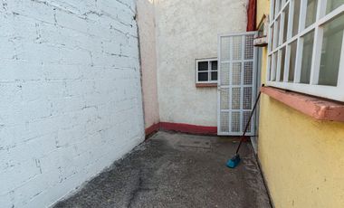 CASA CON ALBERCA ESQUINA Y VIGILANCIA