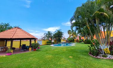 CASA CON ALBERCA ESQUINA Y VIGILANCIA