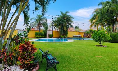 CASA CON ALBERCA ESQUINA Y VIGILANCIA