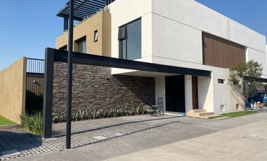 En VENTA... Hermosa Residencia ubicada en la Zona Dorada de Metepec.