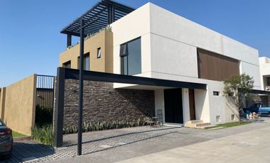 En VENTA... Hermosa Residencia ubicada en la Zona Dorada de Metepec.