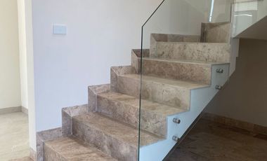 En VENTA... Hermosa Residencia ubicada en la Zona Dorada de Metepec.