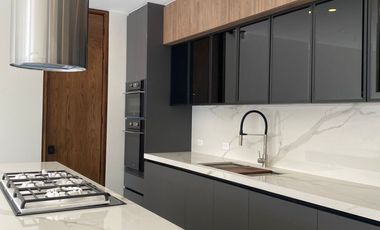 En VENTA... Hermosa Residencia ubicada en la Zona Dorada de Metepec.