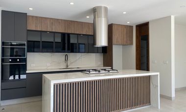 En VENTA... Hermosa Residencia ubicada en la Zona Dorada de Metepec.