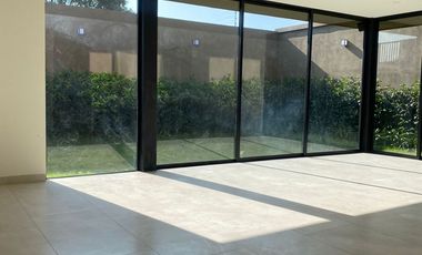 En VENTA... Hermosa Residencia ubicada en la Zona Dorada de Metepec.