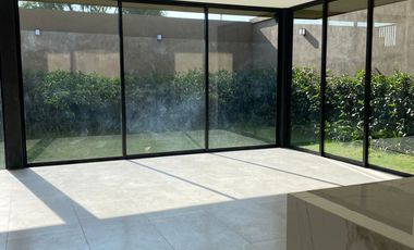 En VENTA... Hermosa Residencia ubicada en la Zona Dorada de Metepec.