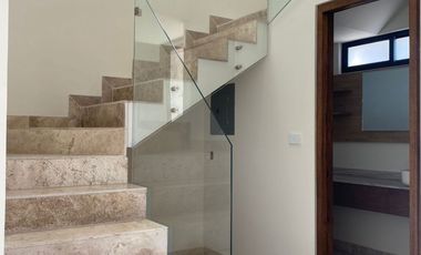 En VENTA... Hermosa Residencia ubicada en la Zona Dorada de Metepec.