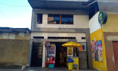Se vende casa de 3 pisos en Tarapoto, a solo 6 cuadras de la plaza. Es una propiedad perfecta para vivienda y negocio en un mismo lugar.