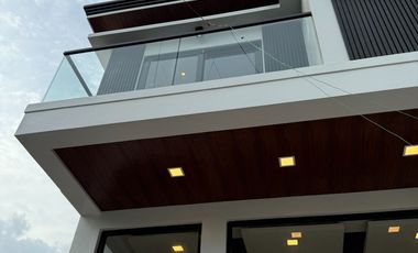 THREE (3) BEDROOM EXECUTIVE SINGLE ATTACHED IN VICTORIA PARK RESIDENCES for SALE