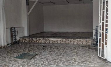 En alquiler local comercial en kennedy vieja.(JP)