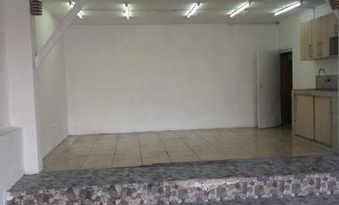 En alquiler local comercial en kennedy vieja.(JP)
