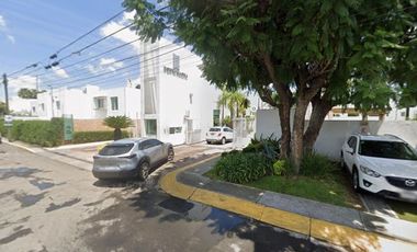 Casa en Jardines Vallarta vive en Residencial Porta Magna con Alberca