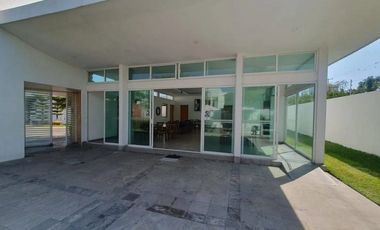 Casa en Jardines Vallarta vive en Residencial Porta Magna con Alberca