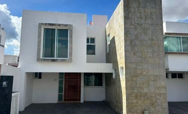 Casa en Jardines Vallarta vive en Residencial Porta Magna con Alberca