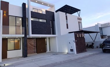 CASA EN VENTA EN XARAMA CON ROOF GARDEN Y HABITACION EN PLANTA BAJA