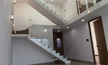 CASA EN VENTA EN XARAMA CON ROOF GARDEN Y HABITACION EN PLANTA BAJA