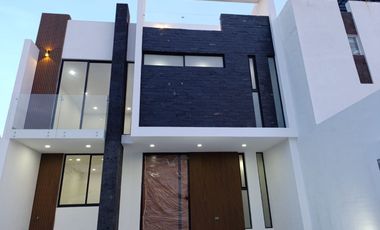 CASA EN VENTA EN XARAMA CON ROOF GARDEN Y HABITACION EN PLANTA BAJA