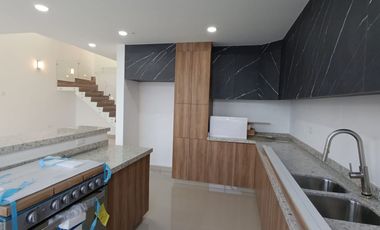 CASA EN VENTA EN XARAMA CON ROOF GARDEN Y HABITACION EN PLANTA BAJA