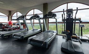 HOTEL EN VENTA EN PUEBLA DENTRO DEL FRACCIONAMIENTO HARAS, 26 HABITACIONES, ALBERCA, 5 CANCHAS DE PADEL, CAPILLA