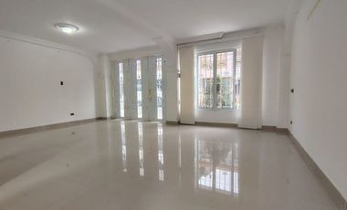 Venta amplia Casa de tres niveles en sector Corales- Pereira