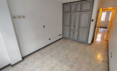 Venta amplia Casa de tres niveles en sector Corales- Pereira