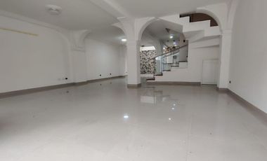 Venta amplia Casa de tres niveles en sector Corales- Pereira