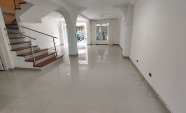 Venta amplia Casa de tres niveles en sector Corales- Pereira