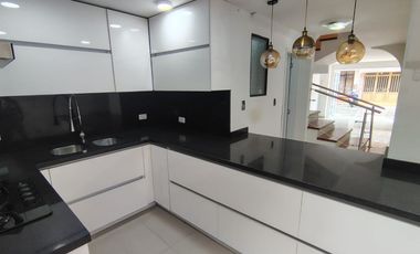 Venta amplia Casa de tres niveles en sector Corales- Pereira