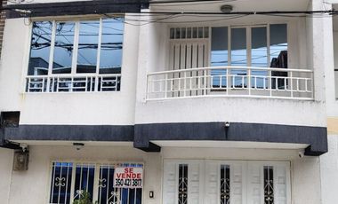 Venta amplia Casa de tres niveles en sector Corales- Pereira