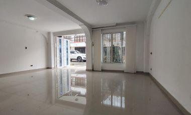 Venta amplia Casa de tres niveles en sector Corales- Pereira