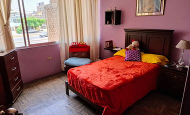 CASA EN VENTA EN PLENA AVENIDA NARANJAL A UNA CUADRA DE AV. PALMERAS, EN LOS OLIVOS