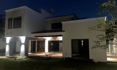 Residencia en Coto Frente a Los Colomos de Lujo en Renta, Zapopan