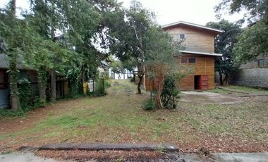 Pucón, en venta una atractiva casa,central primera linea vista panorámica al Lago