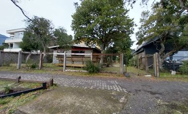 Pucón, en venta una atractiva casa,central primera linea vista panorámica al Lago