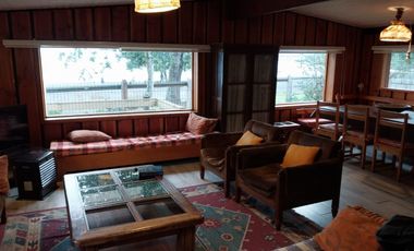 Pucón, en venta una atractiva casa,central primera linea vista panorámica al Lago
