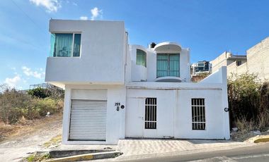 CASA EN VENTA CON LOCAL COMERCIAL Y DEPARTAMENTO EN CONSTRUCCIÓN 📍 Salida Mil Cumbres, Morelia – Ubicación estratégica, ideal para negocio