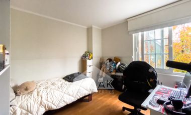 EXCELENTE Y CÓMODA CASA, CONDOMINIO CERRADO 6D+5B