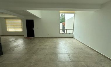 RENTA DE CASA SEMI-NUEVA EN TOLUCA - CACALOMACAN Casa hermosa , en el PRIMER CUADRO de la zona residencial campestre de Cacalomacan el mas exclusivo