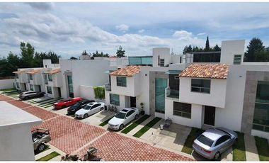 RENTA DE CASA SEMI-NUEVA EN TOLUCA - CACALOMACAN Casa hermosa , en el PRIMER CUADRO de la zona residencial campestre de Cacalomacan el mas exclusivo